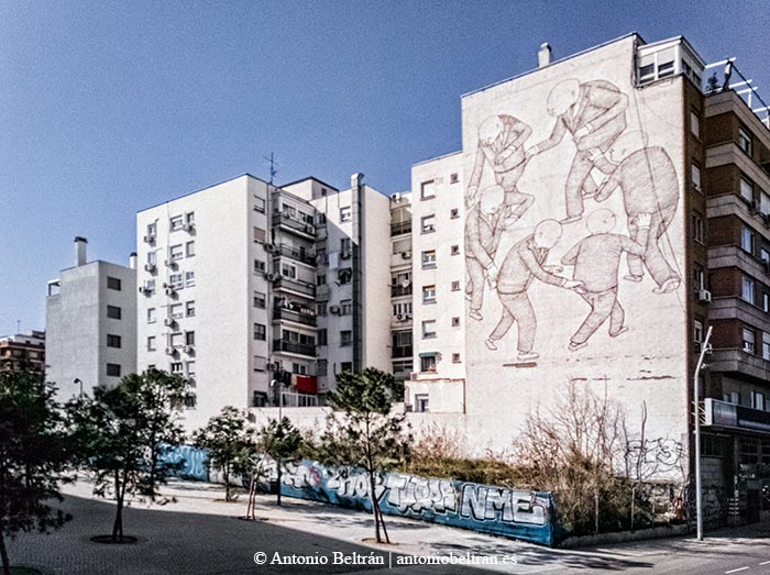 fachadas barrio popular con graffiti fotografia edificio ventanas hogares arquitectura paisaje urbano siuacionismo psicogeografia antonio beltran